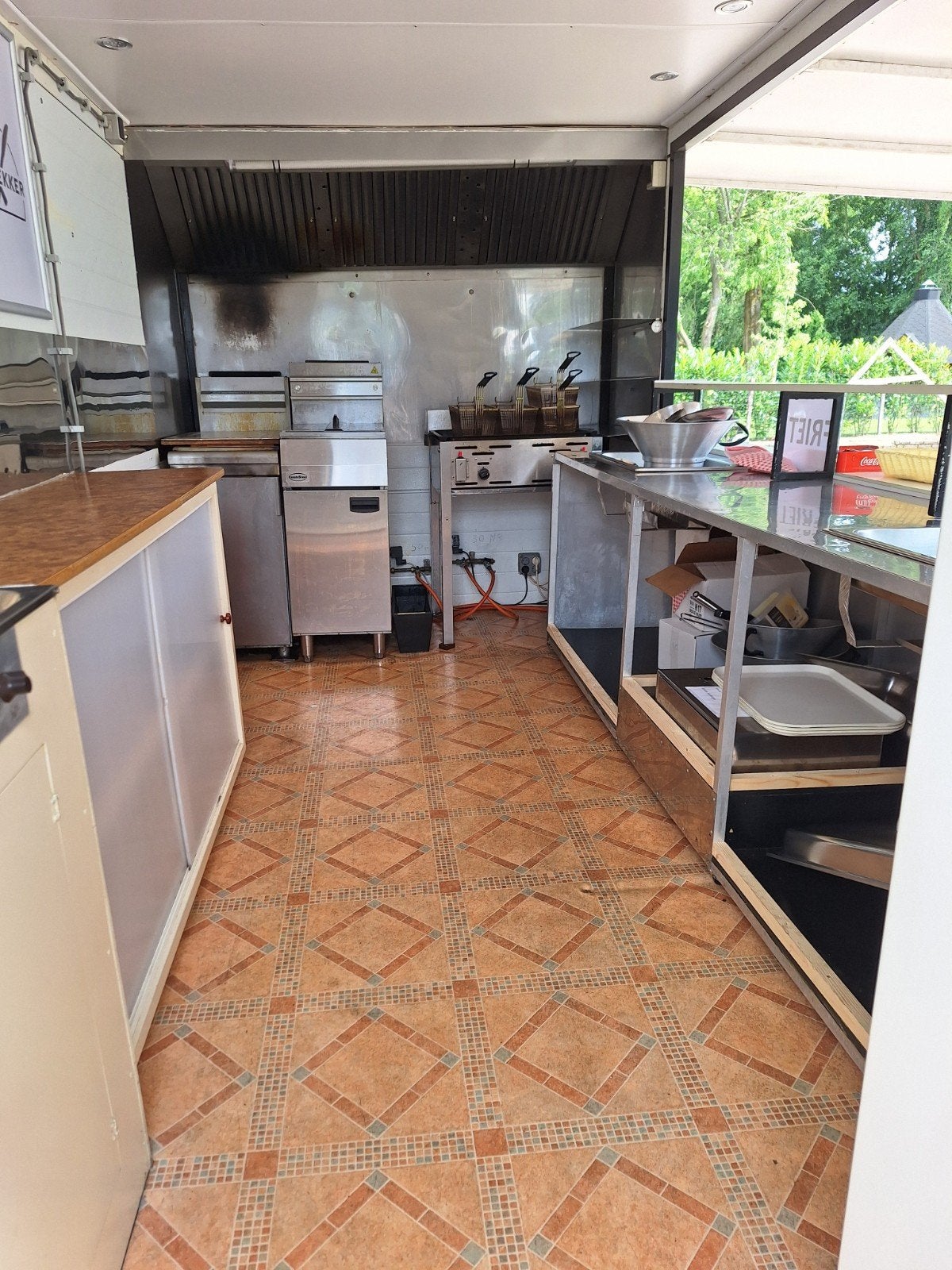Foto 7 van Foodwagon Frietwagen voor friet snacks en Hamburgers bakken