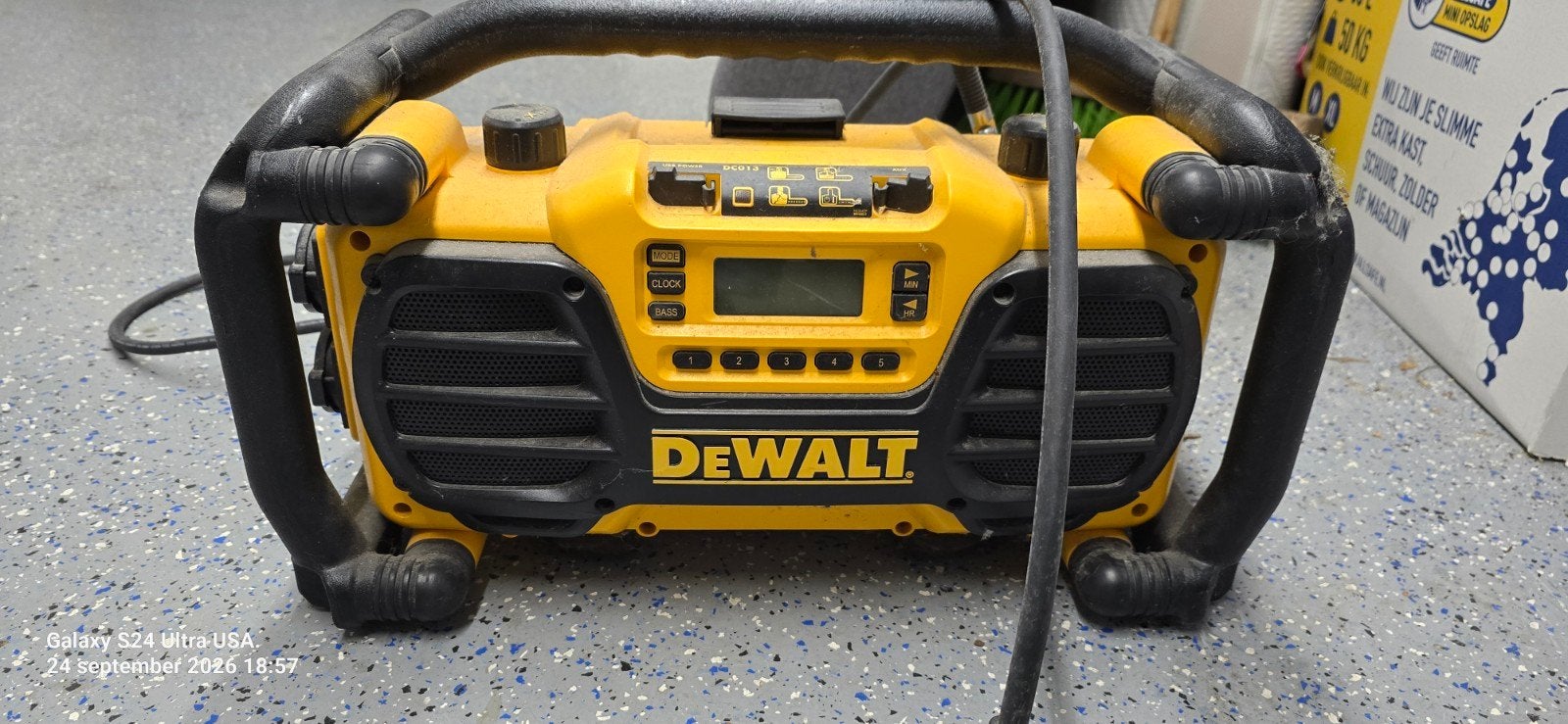 DeWalt bouwradio met oplader, Ophalen, Gebruikt, Bouwradio