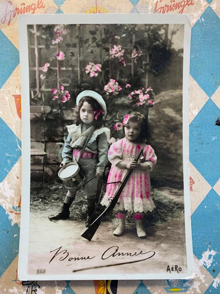 31-12-1909 Bonne Année - meisjes met trommel en geweer (NN), Ophalen of Verzenden, Voor 1920, Gelopen, Feest(dag)