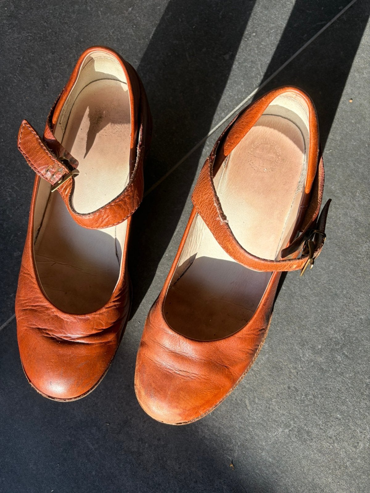 Dr. Martens Mary Jane met wedge hak, Kleding | Dames, Bruin, Ophalen of Verzenden, Schoenen met hoge hakken, Gedragen