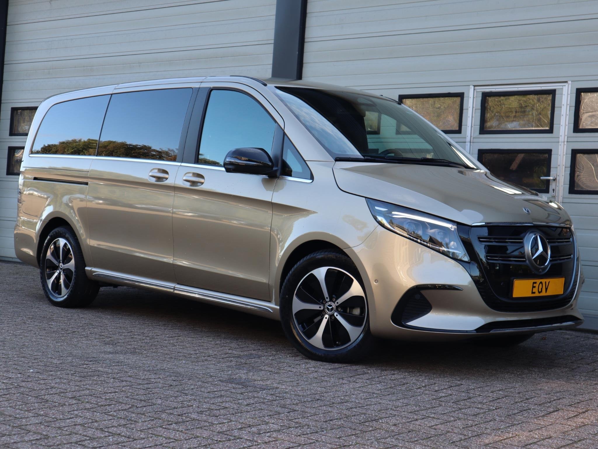 Mercedes-Benz EQV 300 90 kWh L2 AMG Avantgarde Airmatic - Pa, Auto's, Gebruikt, Overige kleuren, 365 km, 7 stoelen