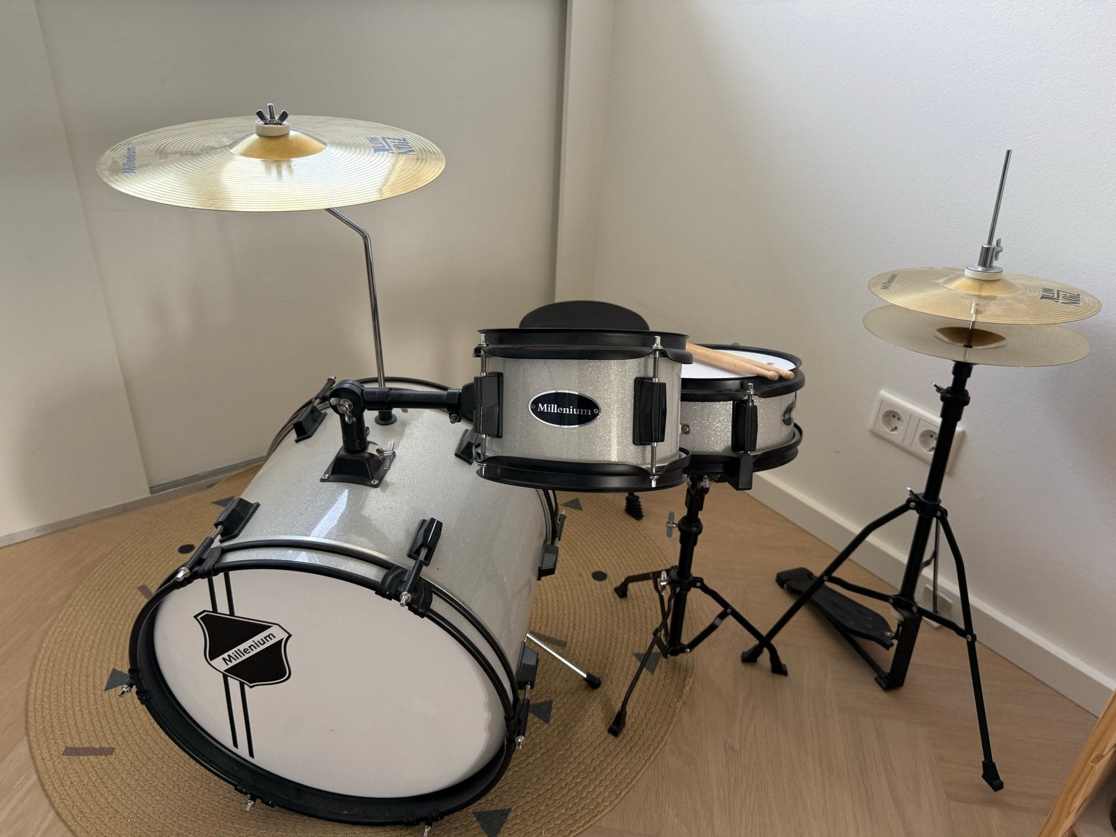 Millenium drumstel met een beschadiging en 1 missend pootje, Ophalen, Gebruikt, Overige merken