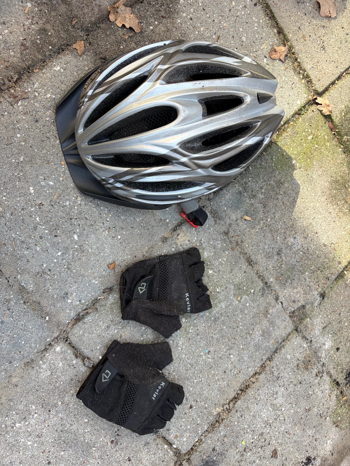 Fietshelm en fietshandschoenen - Gebruikt, Fietsen en Brommers, Ophalen, Gebruikt, Overige maten, Heer of Dame