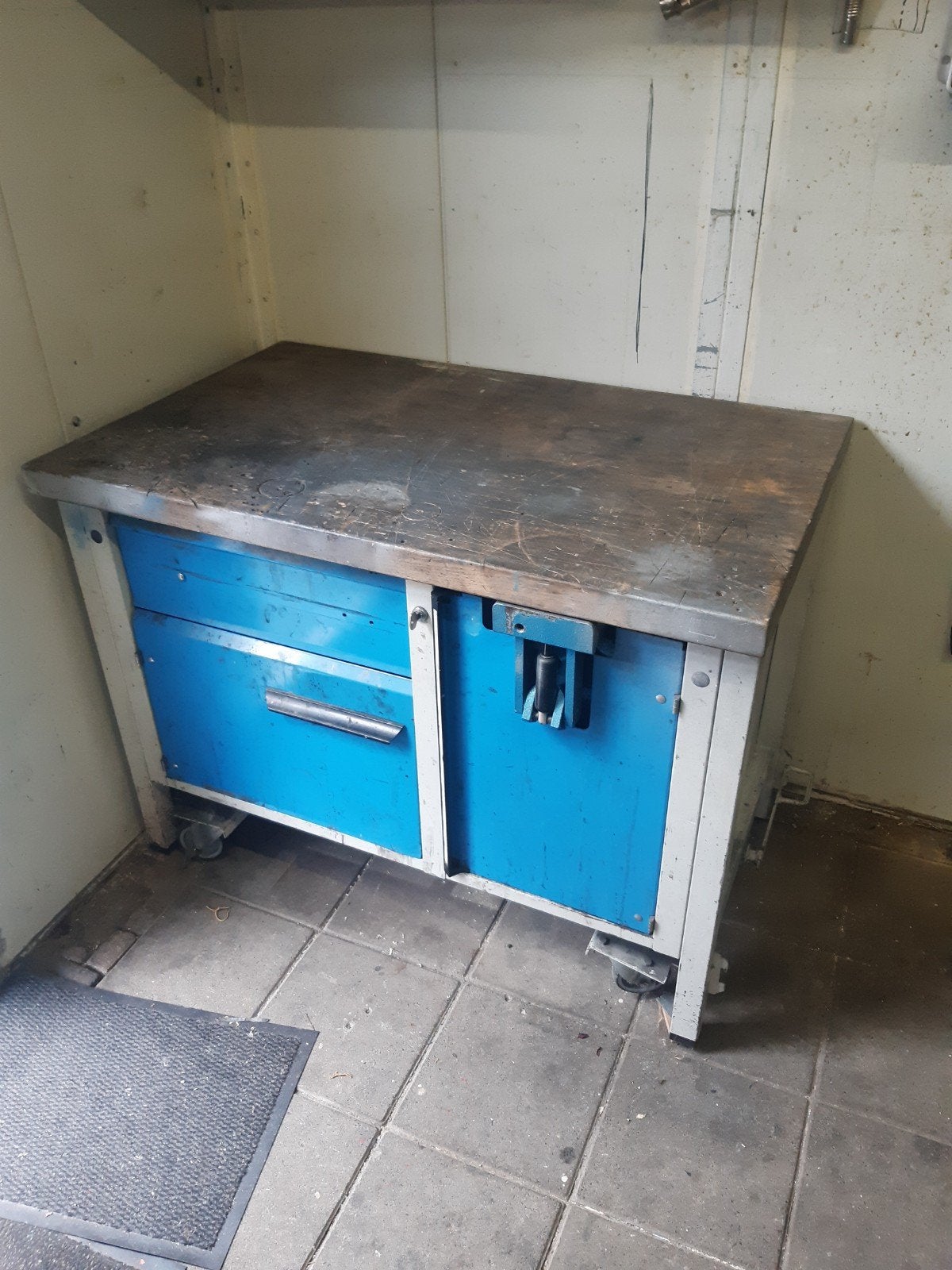 Mooie stevige werkbank op wieltjes, Doe-het-zelf en Verbouw, Ophalen, Gebruikt, Bankschroef