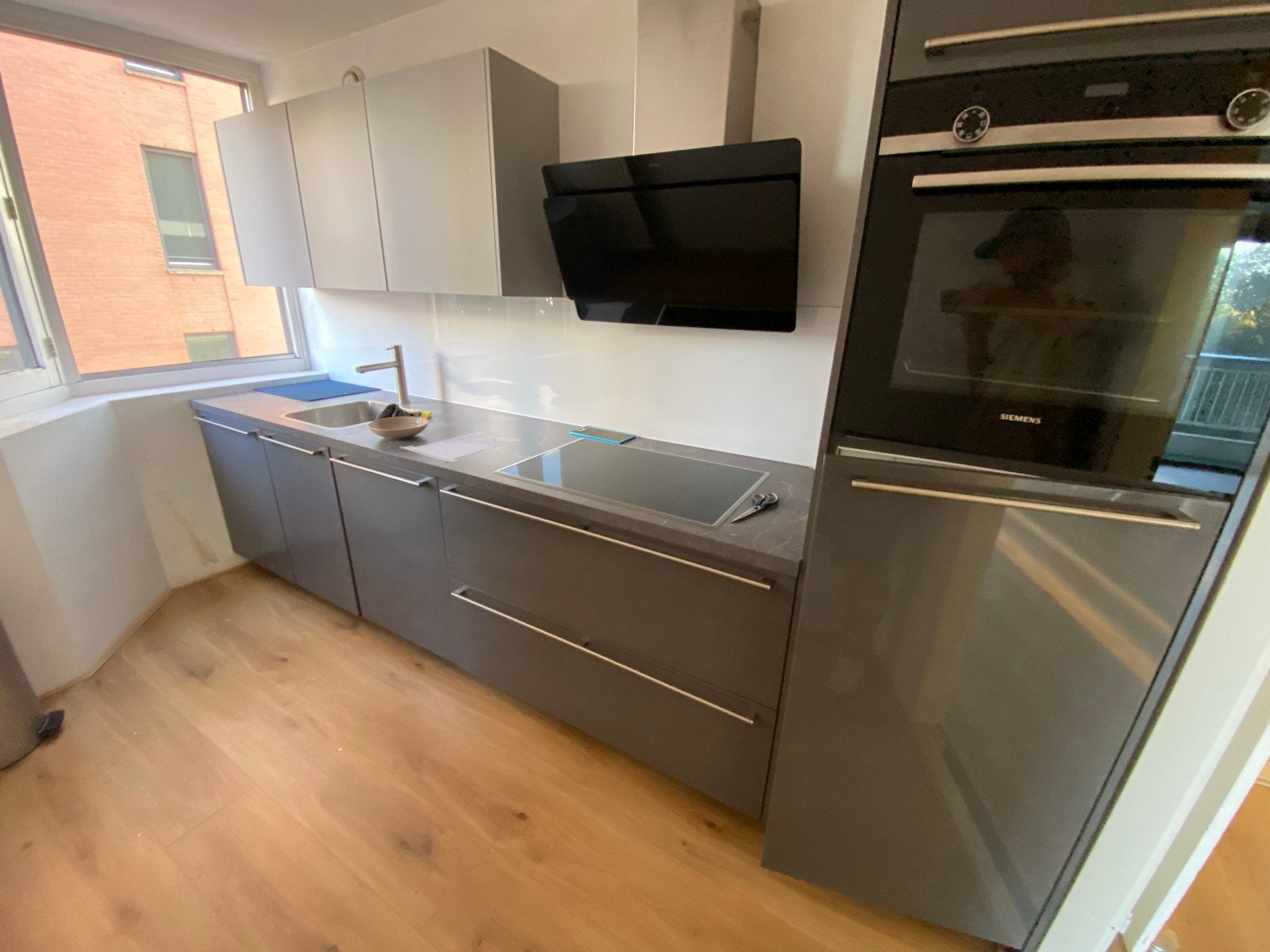 Moderne keuken met Siemens apparatuur en composiet blad, Huis en Inrichting, Ophalen, Enkelwandige keuken, Zo goed als nieuw, Greeploos
