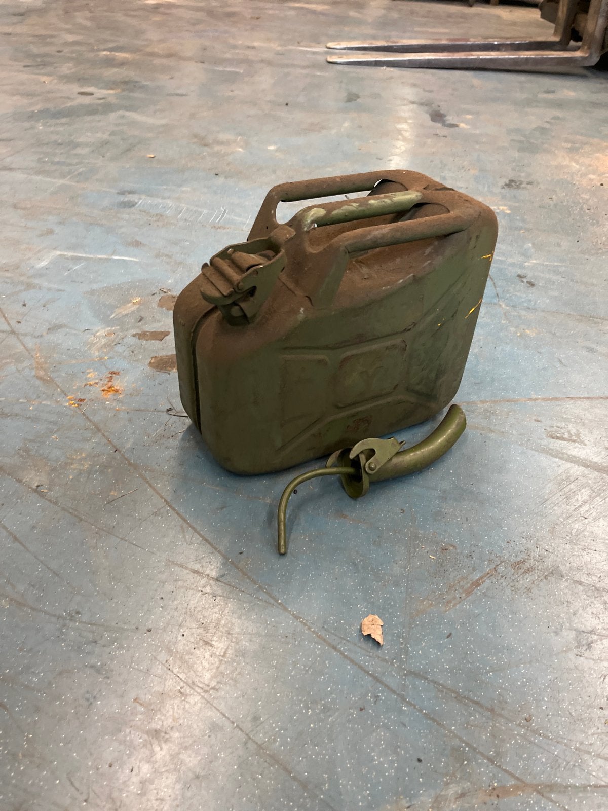 Oude leger jerrycan 10L met schenktuit, Ophalen