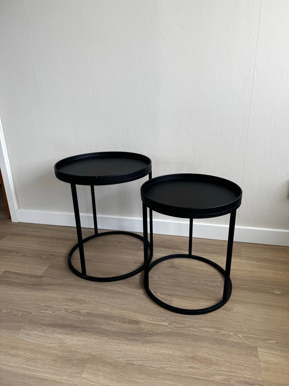Set van 2 zwarte bijzettafels - Modern en stijlvol, Minder dan 55 cm, Gebruikt, Metaal of Aluminium, Rond