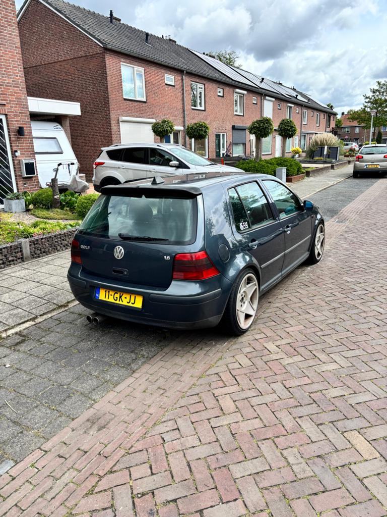 Volkswagen Golf 1.6 77KW 2001 opknapper/project, Auto's, Voorwielaandrijving, Blauw, 49 €/maand, 1200 kg