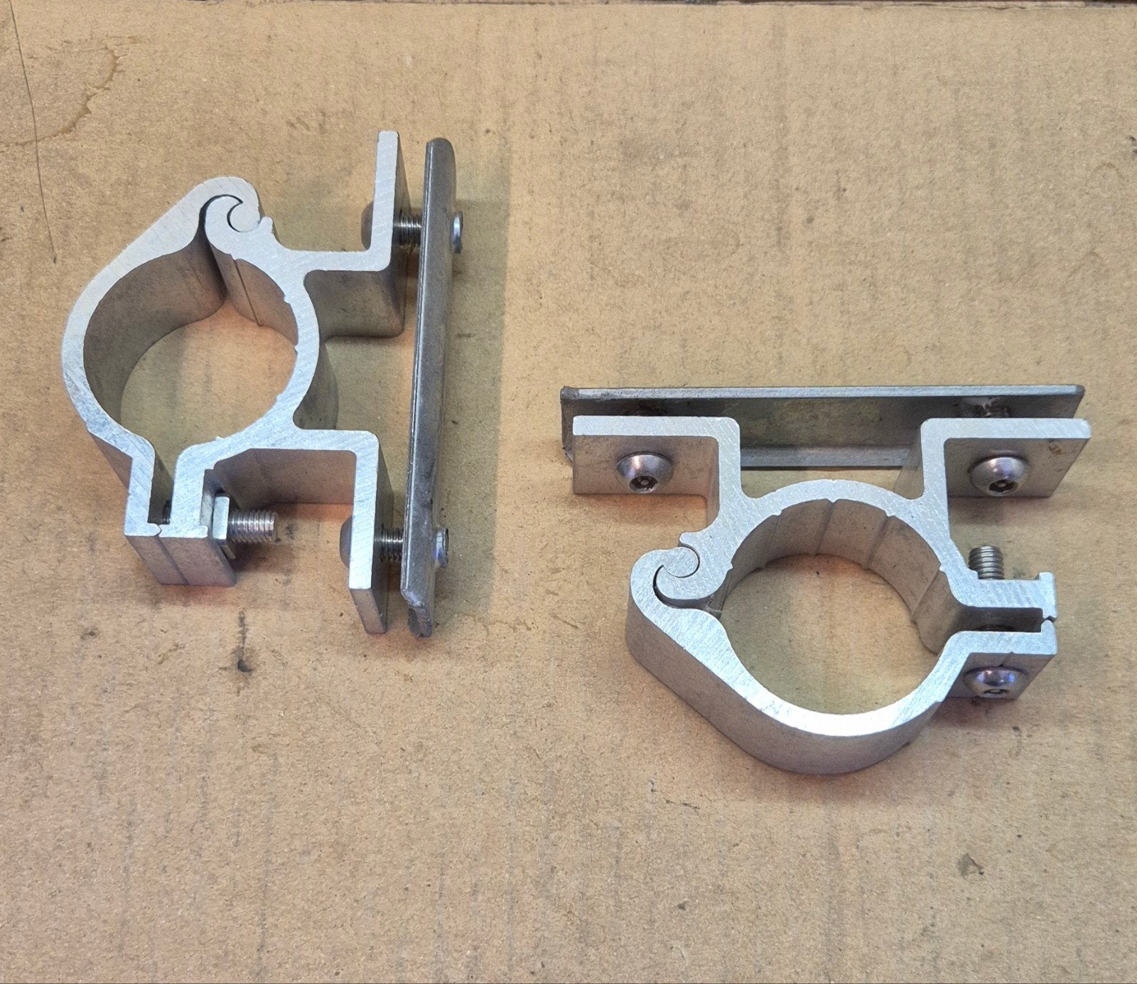 Te koop: Aluminium verkeersbord paalklemmen (2 stuks)
.
Besc, Doe-het-zelf en Verbouw, Ophalen