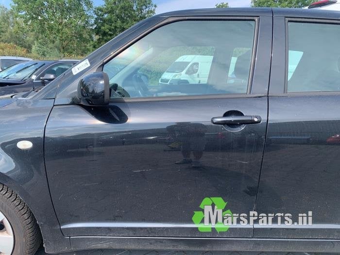 Portier 4Deurs links-voor van een Suzuki Swift, Gebruikt, -, Deur, -