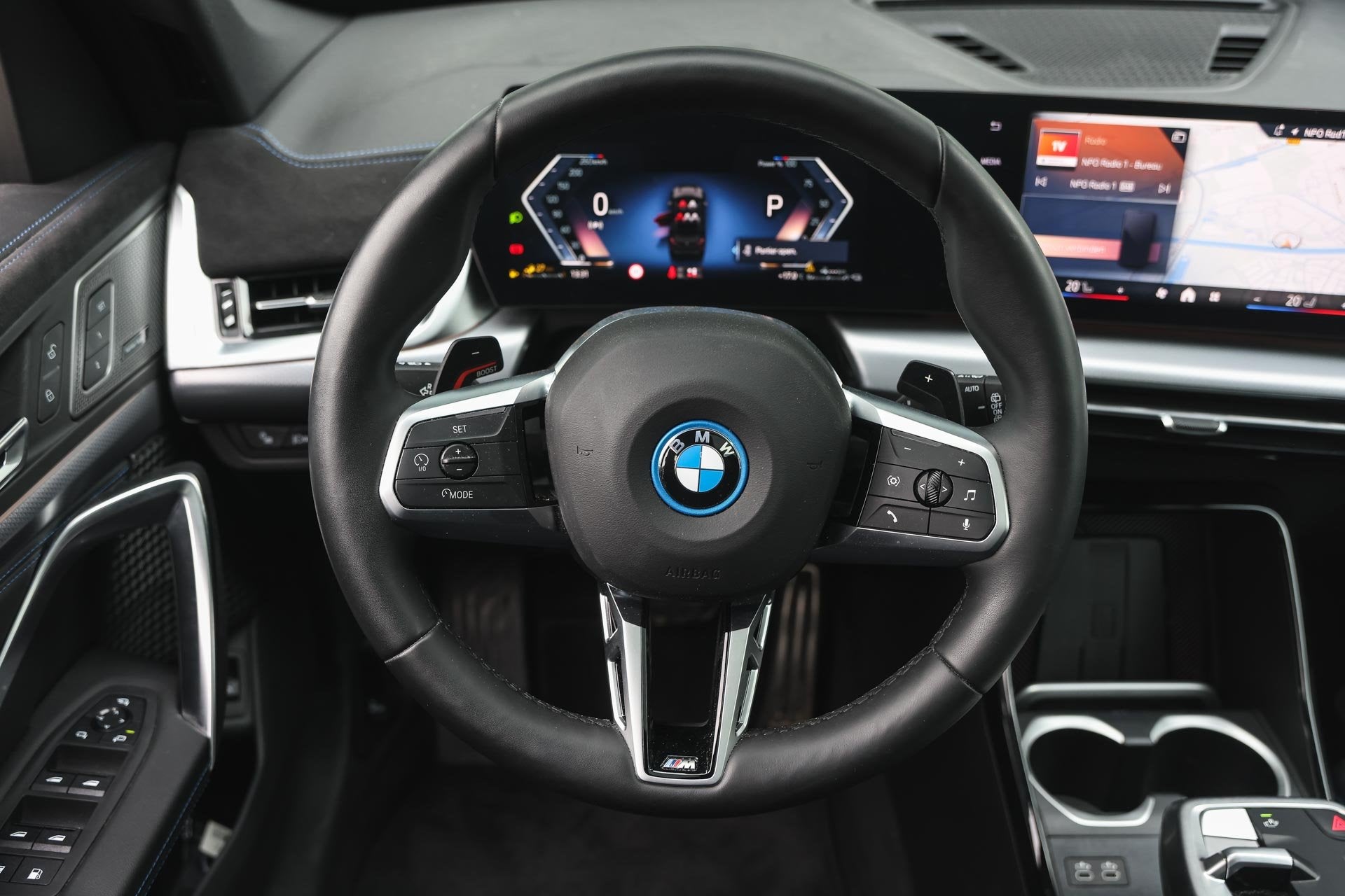 BMW X1 xDrive25e M Sport Automaat / Panoramadak / Sportstoel, Dealer onderhouden, Gebruikt, Zwart, Bedrijf