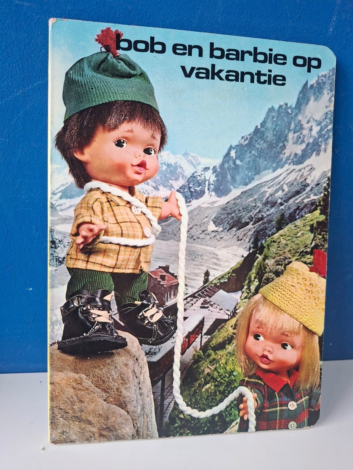 Vintage kartonboekje Bob en Barbie op vakantie/Hemma, Ophalen of Verzenden, Gelezen, Fictie algemeen