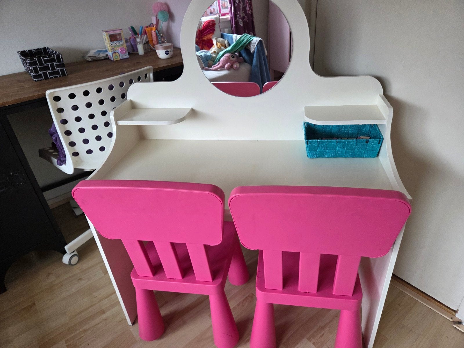 Kaptafel met spiegel en 2 roze stoeltjes, Kinderen en Baby's, Kinderkamer | Tafels en Stoelen, Ophalen, Gebruikt, Tafel(s) en Stoel(en)