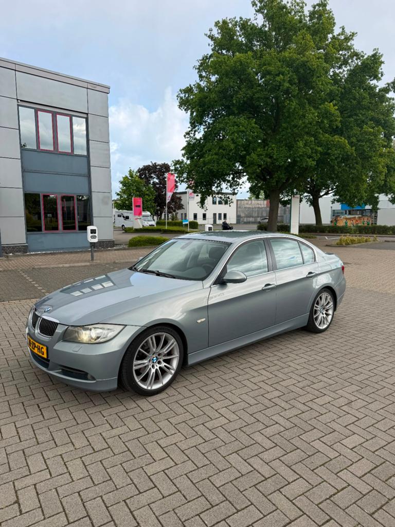 Grijze bmw 325i uit 2005, Auto's, BMW, 745 kg, Zwart, 218 pk, Particulier