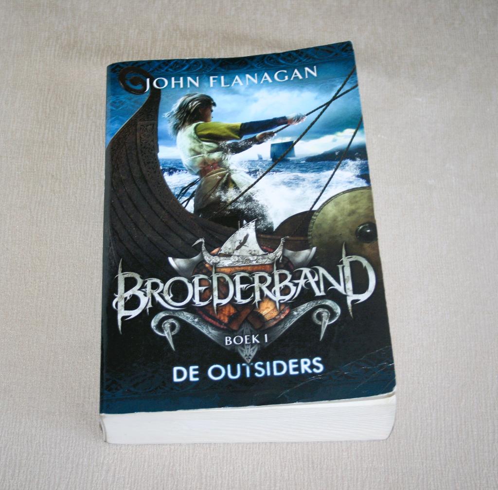 Broederband - Deel 1, Boeken, Ophalen of Verzenden, Gelezen, John Flanagan