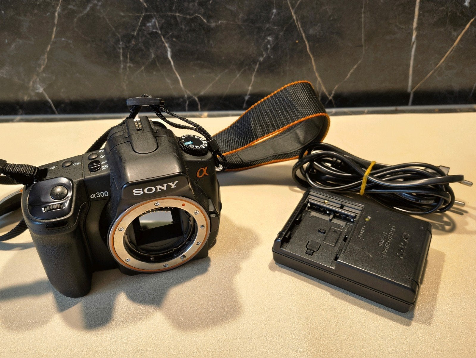 Sony Alpha a300 DSLR Camera - Defect scherm, Audio, Tv en Foto, Spiegelreflex, Ophalen of Verzenden, Draagriem, Geen optische zoom