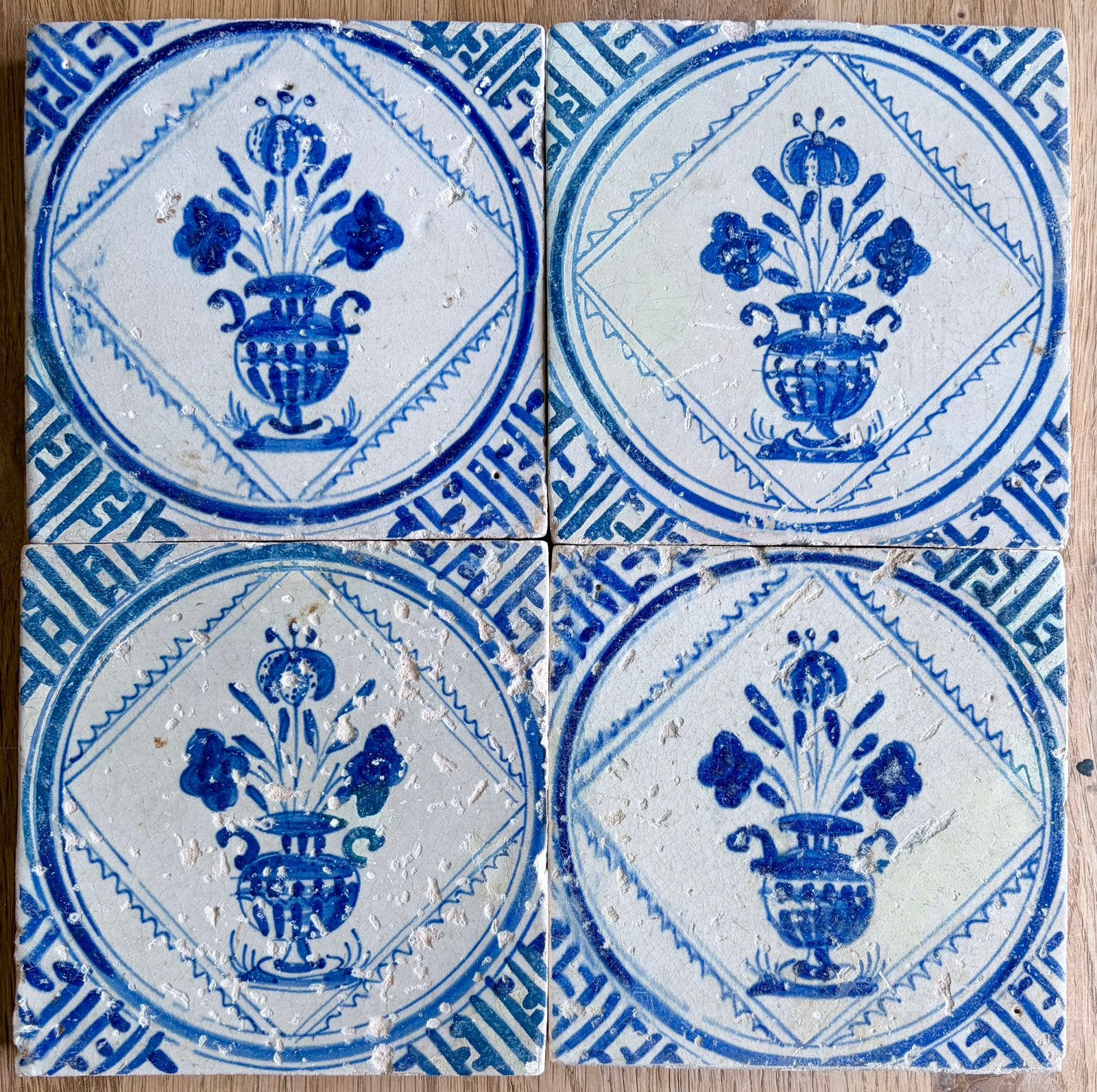 Mooi viertje van postzegeltegels met bloemvazen, Ophalen of Verzenden