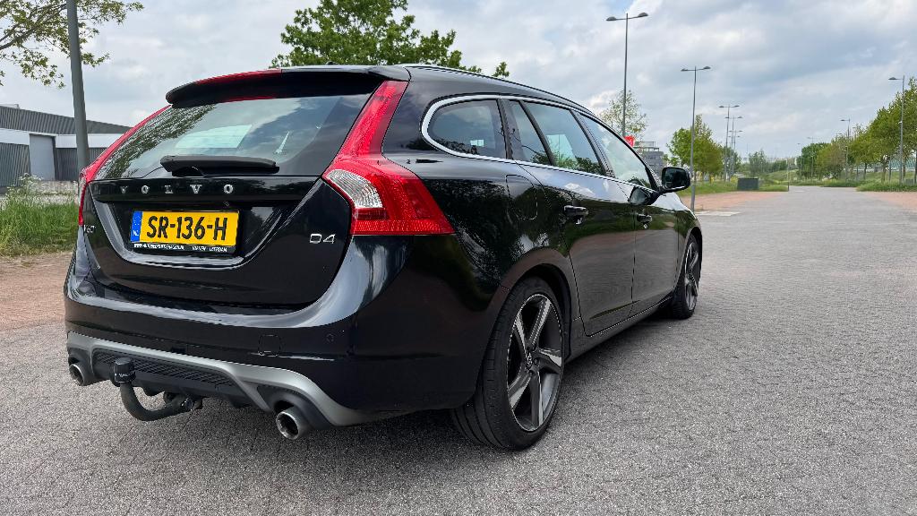 Volvo V60 D4 R-Design Zwart Automaat Full options Trekhaak, Auto's, 1750 kg, 4 cilinders, Diesel, Particulier