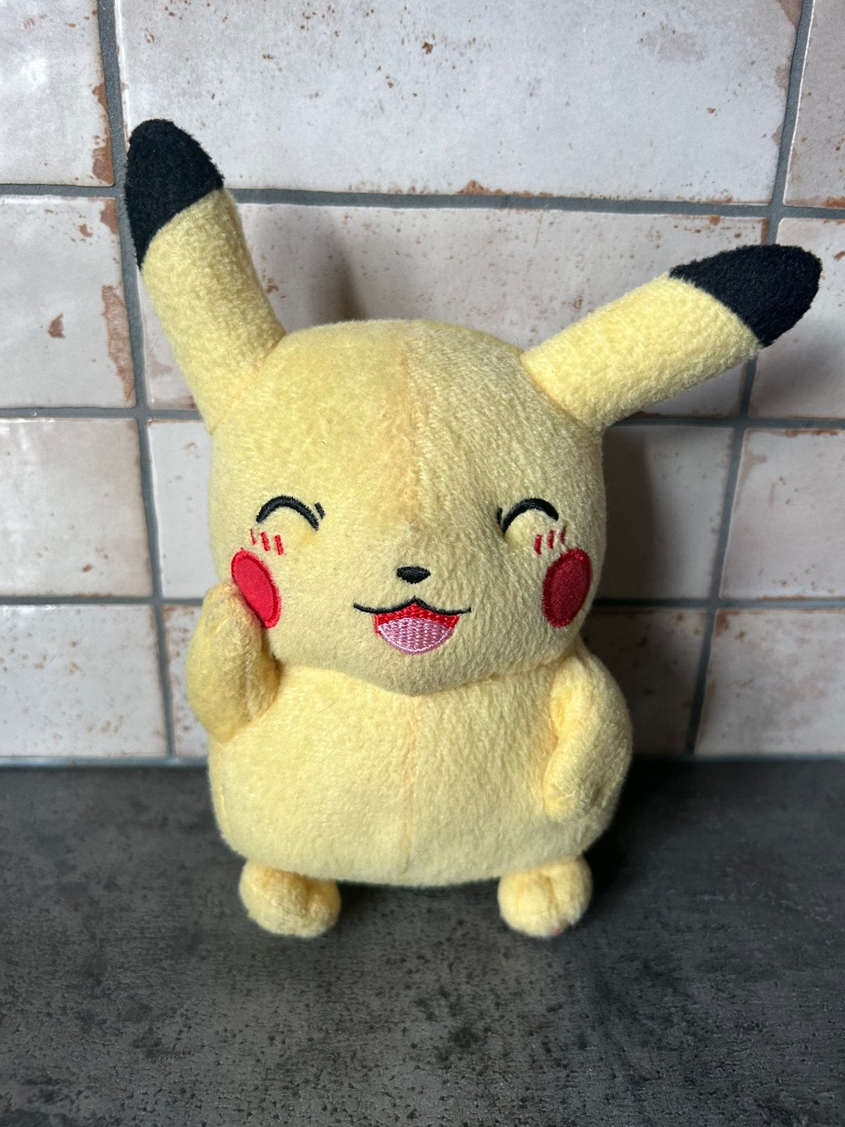 Pokémon Pikachu knuffel TOMY 24 cm lachende uitvoering, Ophalen of Verzenden, Zo goed als nieuw, Overige typen