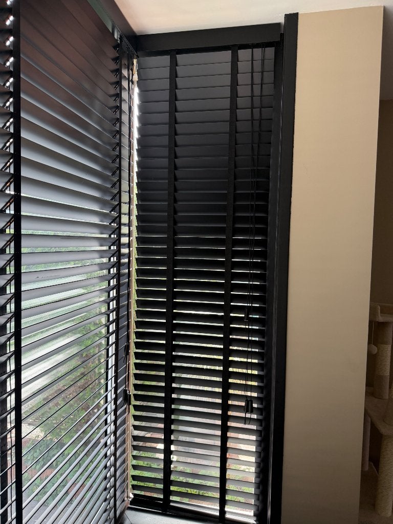 Foto 7 van 7x zwarte Houten jaloezieën te koop verschillende  maten.