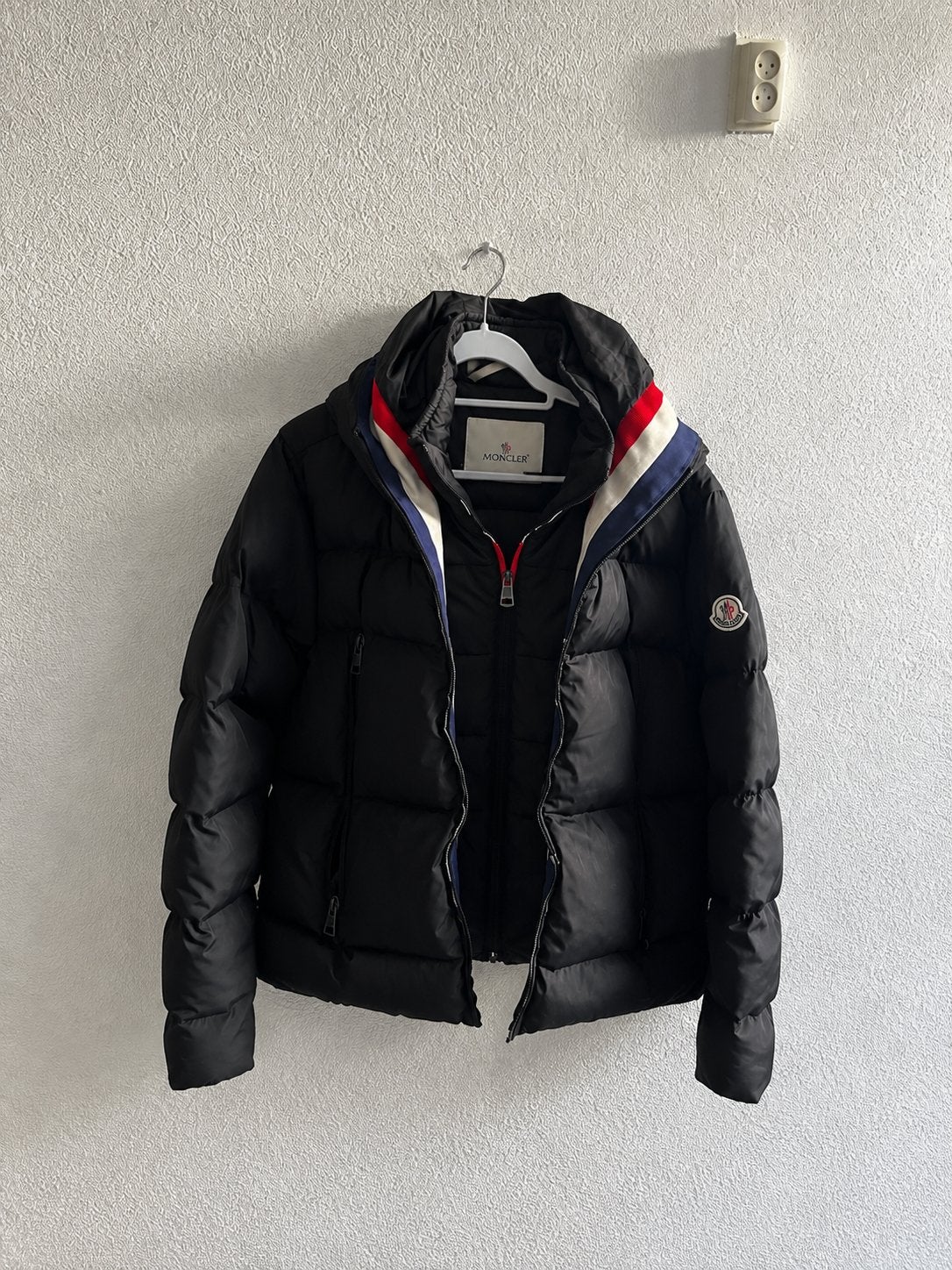 Moncler Puffer Jas Zwart met Tricolore Details, Ophalen of Verzenden, Zo goed als nieuw, Maat 38/40 (M), Zwart
