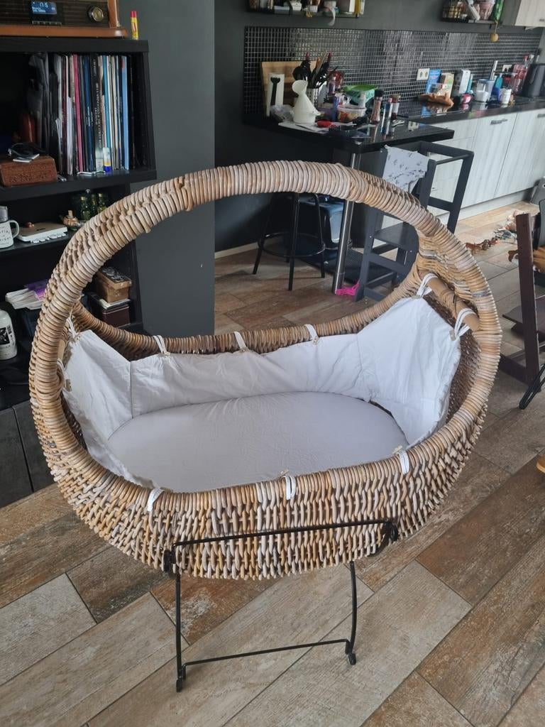 Rieten wieg met matras, molton en 2 hoeslakens (z.g.a.n.), Ophalen, Zo goed als nieuw, Wieg