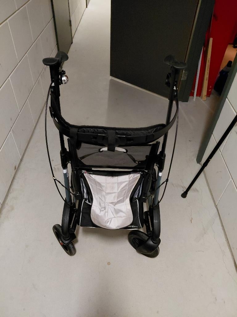 Te koop rollator met speciale handvatten, Diversen, Rollators, Ophalen, Lichtgewicht, Zo goed als nieuw