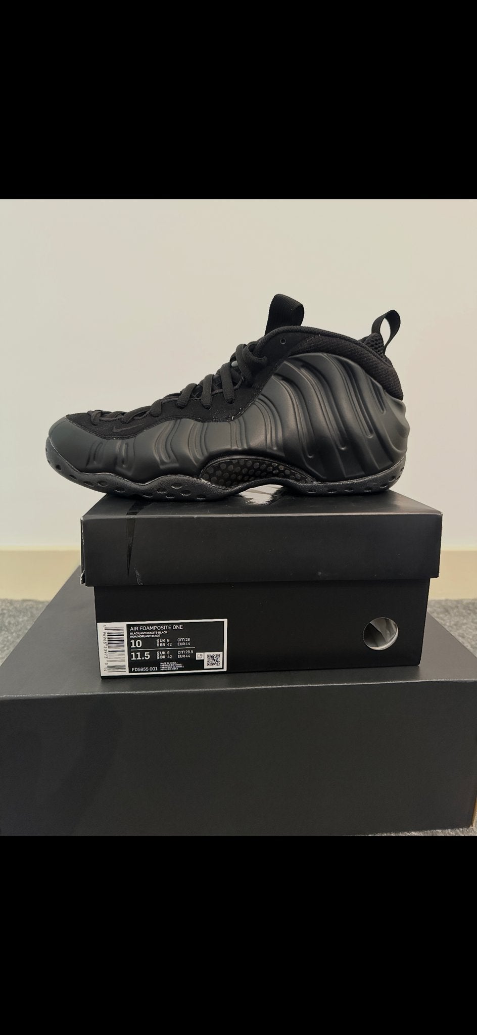 Nike Air Foamposite One Triple Black - Maat 44.5, Kleding | Heren, Schoenen, Ophalen of Verzenden, Nieuw, Zwart, Sneakers of Gympen