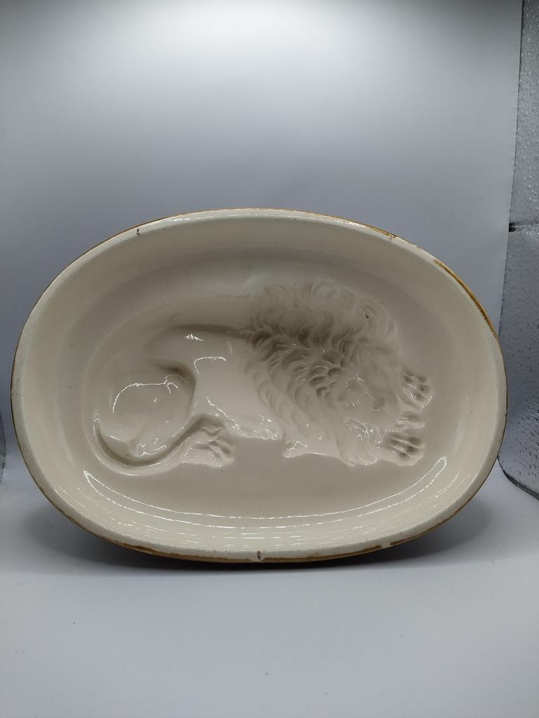 Puddingvorm van een slapende leeuw., Antiek en Kunst, Antiek | Schalen, Ophalen of Verzenden