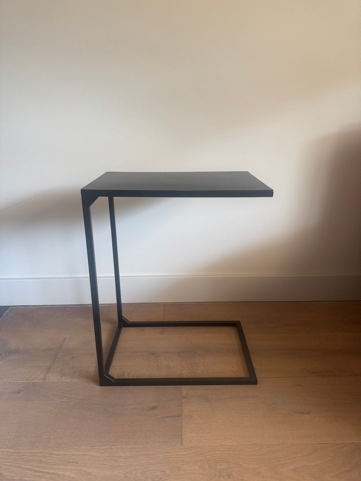 Zwart metalen bijzettafel, Minder dan 55 cm, Metaal of Aluminium, Zo goed als nieuw, Rechthoekig