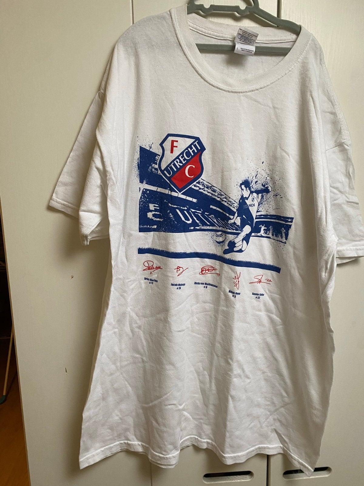 FC Utrecht T-shirt Maat L met handtekeningen, Ophalen of Verzenden, Zo goed als nieuw, Maat 52/54 (L), Wit