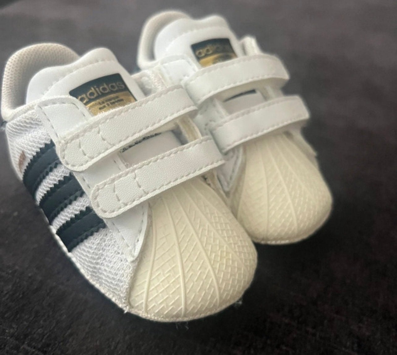 Adidas baby sloffen maat 17 - Zo goed als nieuw, Kinderen en Baby's, Babykleding | Schoentjes en Sokjes, Ophalen, Zo goed als nieuw