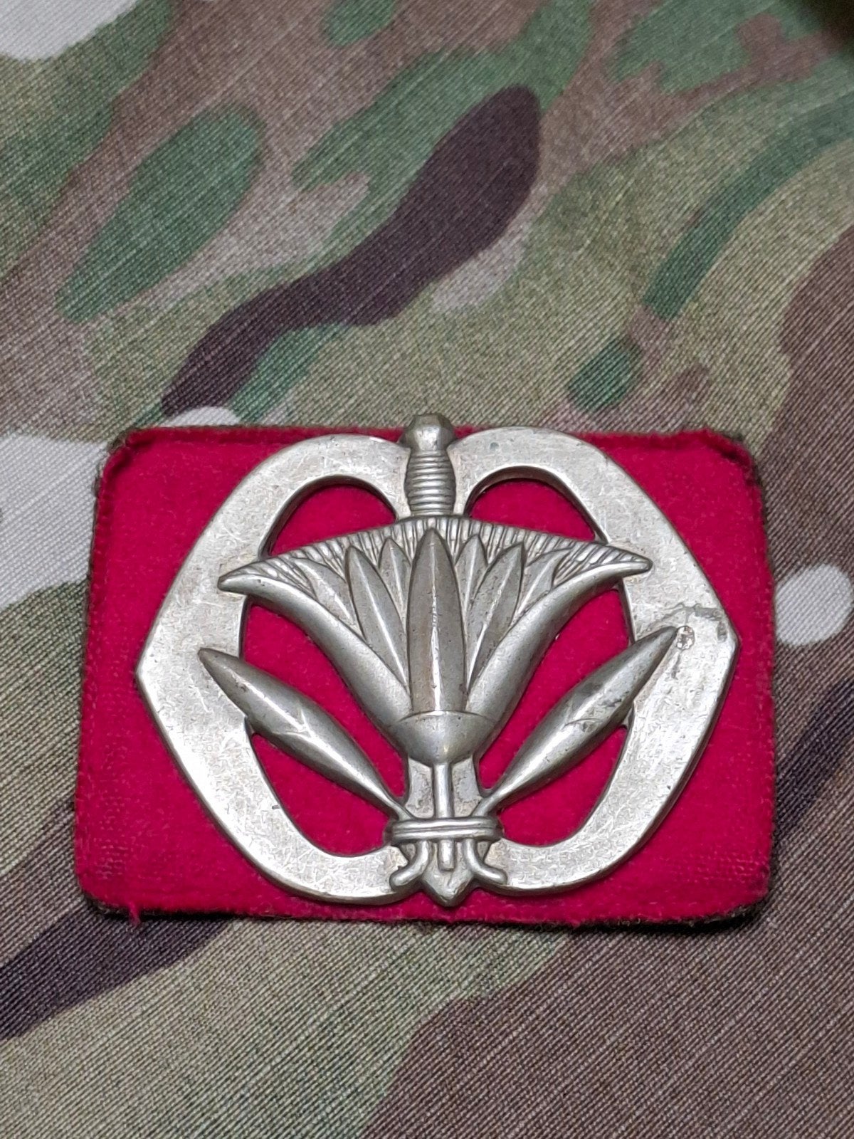Baretembleem Korps Militaire Administratie oud achtergrondje, Ophalen of Verzenden, Landmacht, Nederland, Embleem of Badge