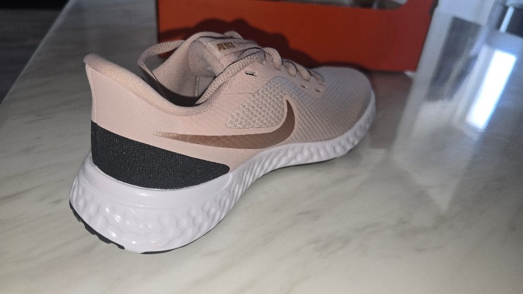 Nike Revolution 5 damessneakers / hardloopschoenen, Nieuw, Ophalen of Verzenden, Overige sporten, Hardloopschoenen