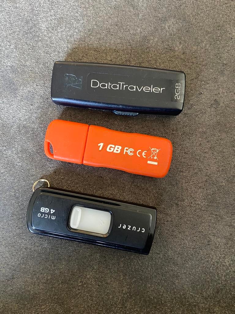 USB sticks 1GB, 2GB en 4GB, Computers en Software, USB Sticks, Ophalen of Verzenden, Gebruikt, 1 GB of minder