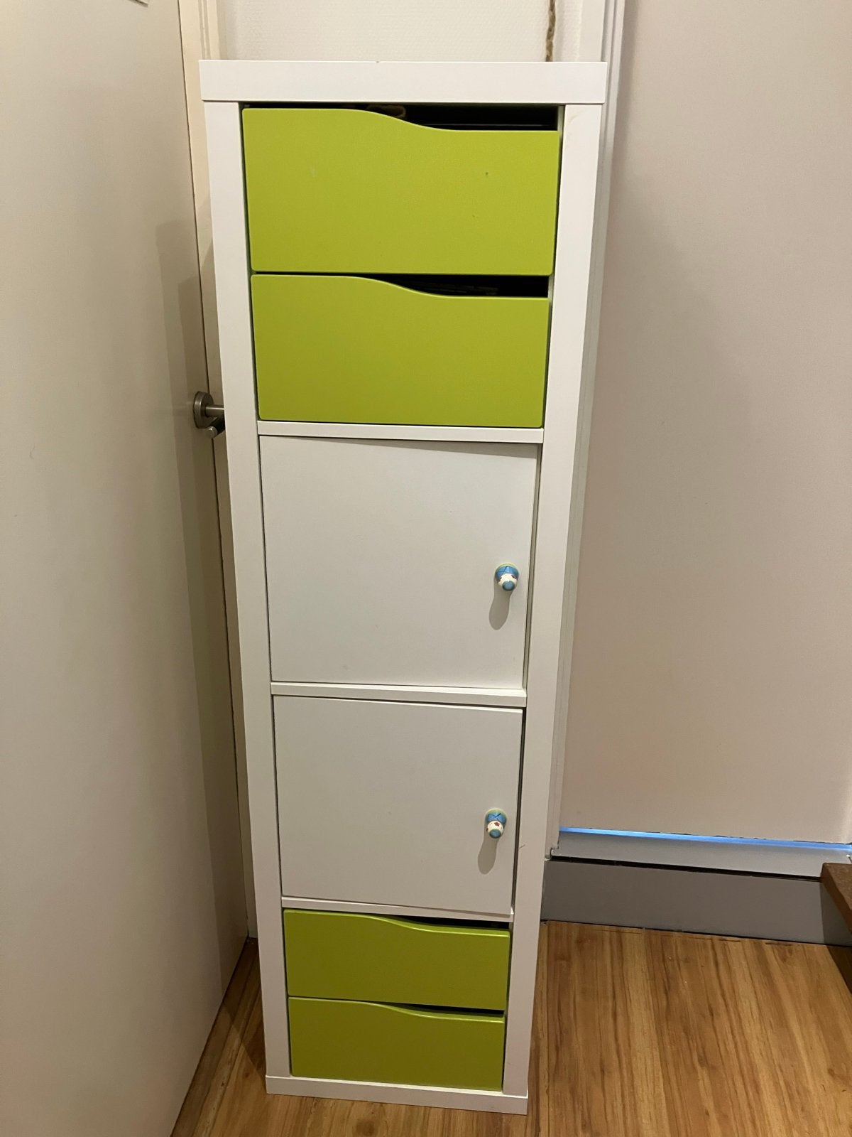 Smalle IKEA kast (Kallax serie) kinderkamer- wit/groen, Ophalen, Gebruikt
