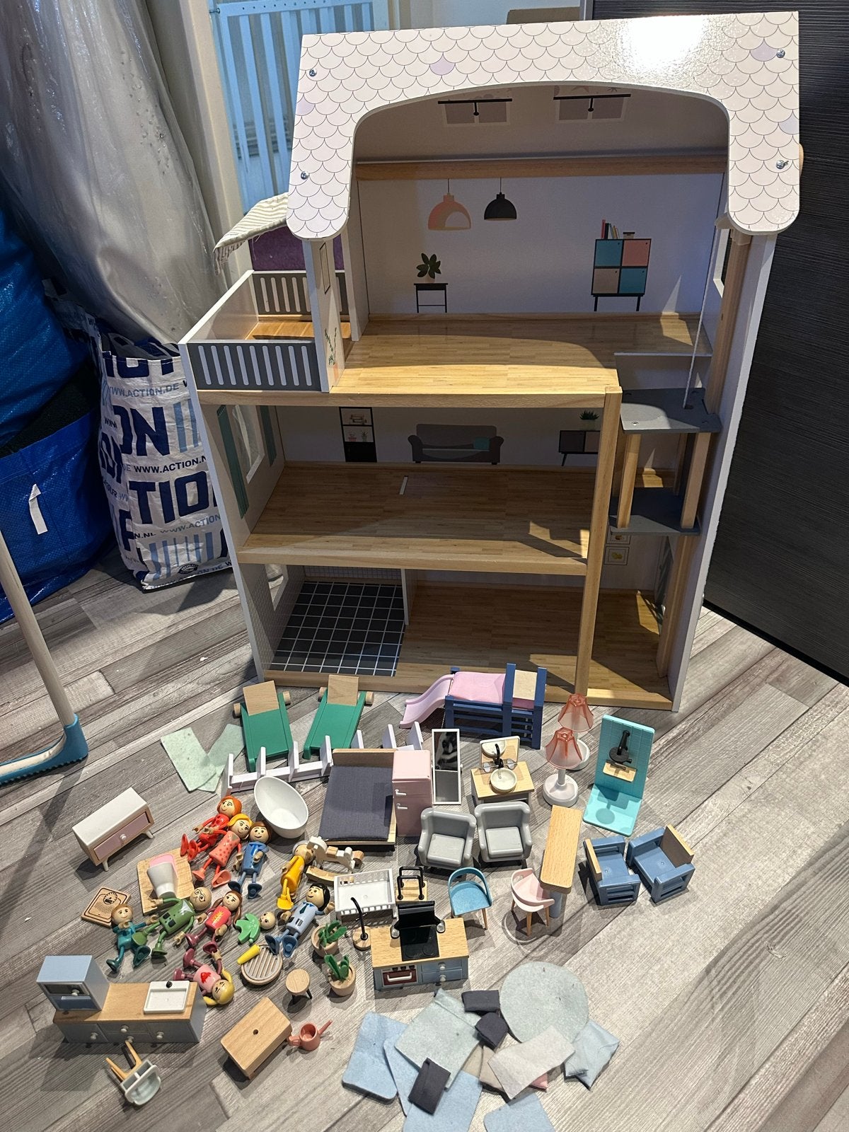 Houten poppenhuis met uitgebreide accessoires set, Kinderen en Baby's, Speelgoed | Poppenhuizen, Zo goed als nieuw, Poppenhuis
