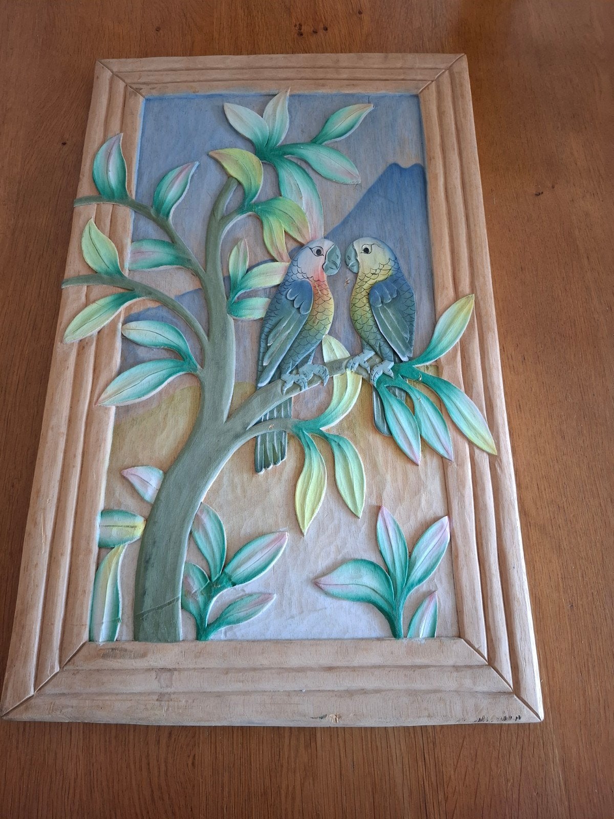 Houten wanddecoratie met papegaaien en tropische bladeren, Antiek en Kunst, Ophalen, 50 - 100 cm, Wanddecoratie, Hout