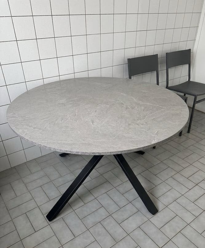 Ronde eettafel (120 cm) marmerlook met stalen onderstel, Huis en Inrichting, Tafels | Eettafels, Ophalen, 100 tot 150 cm, Rond