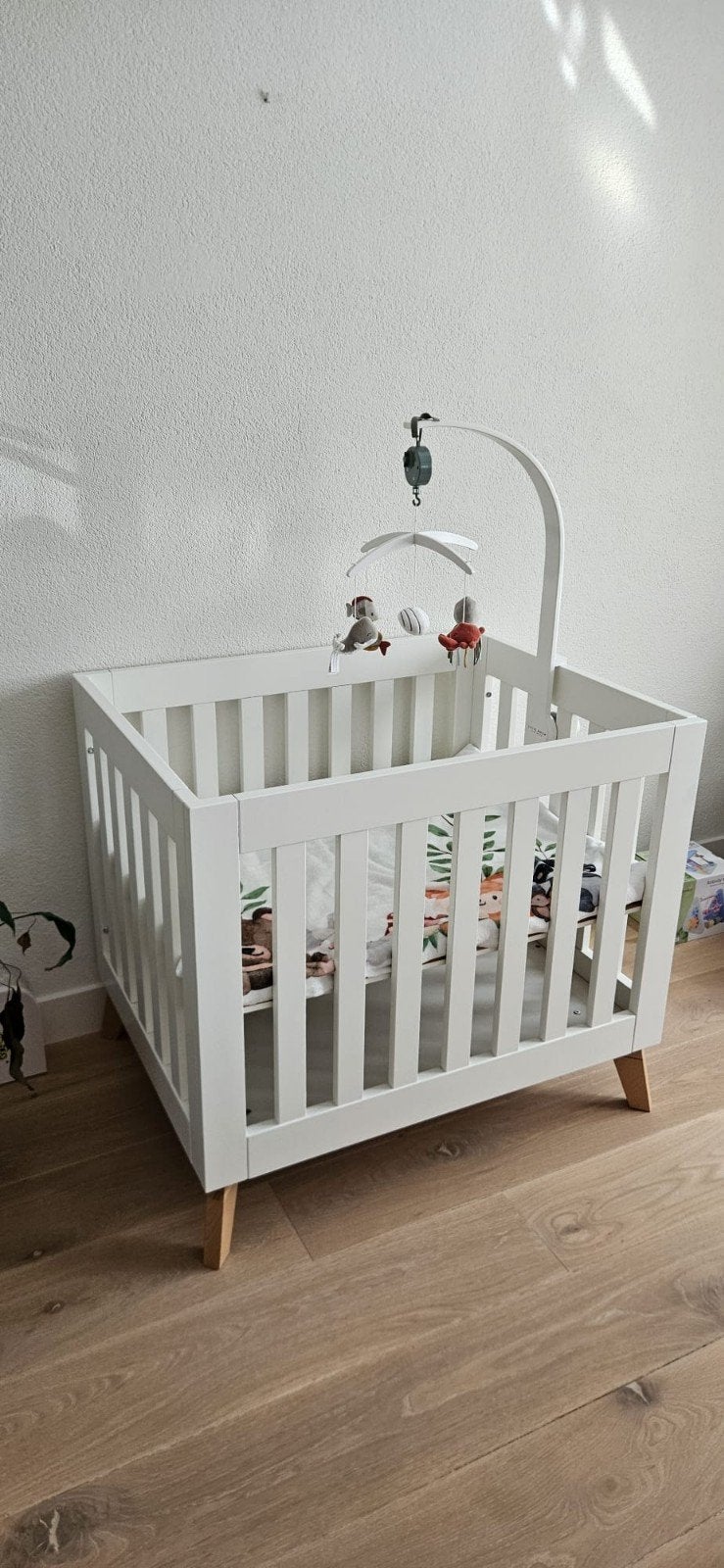 Box van The Wood Factory met Little Dutch mobiel, Kinderen en Baby's, Ophalen, Zo goed als nieuw, Rechthoekig, In hoogte verstelbaar
