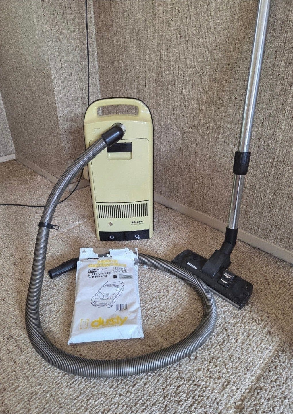 Miele S220 stofzuiger - Vintage en functioneel, Witgoed en Apparatuur, Stofzuigers, Stofzak, Ophalen of Verzenden, Zo goed als nieuw