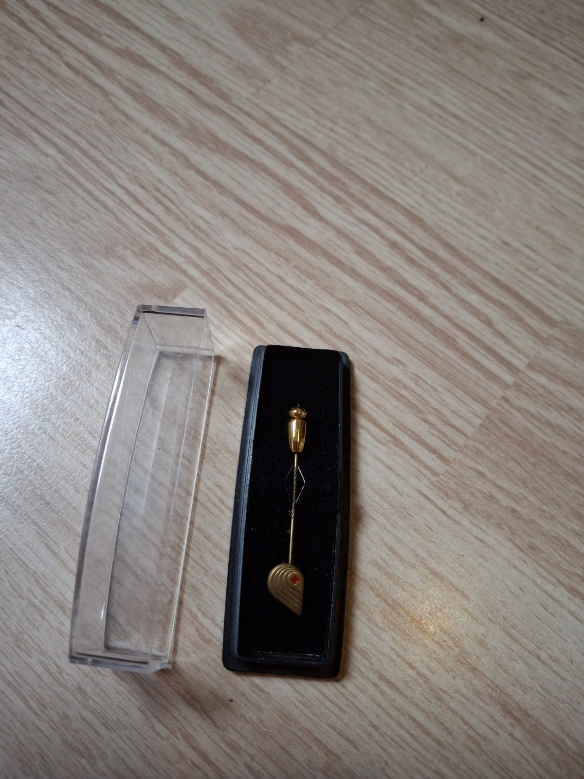Koninklijke Begeer reversspeldje met rood accent, Overige materialen, 4 tot 7 cm, Ophalen of Verzenden, Zo goed als nieuw