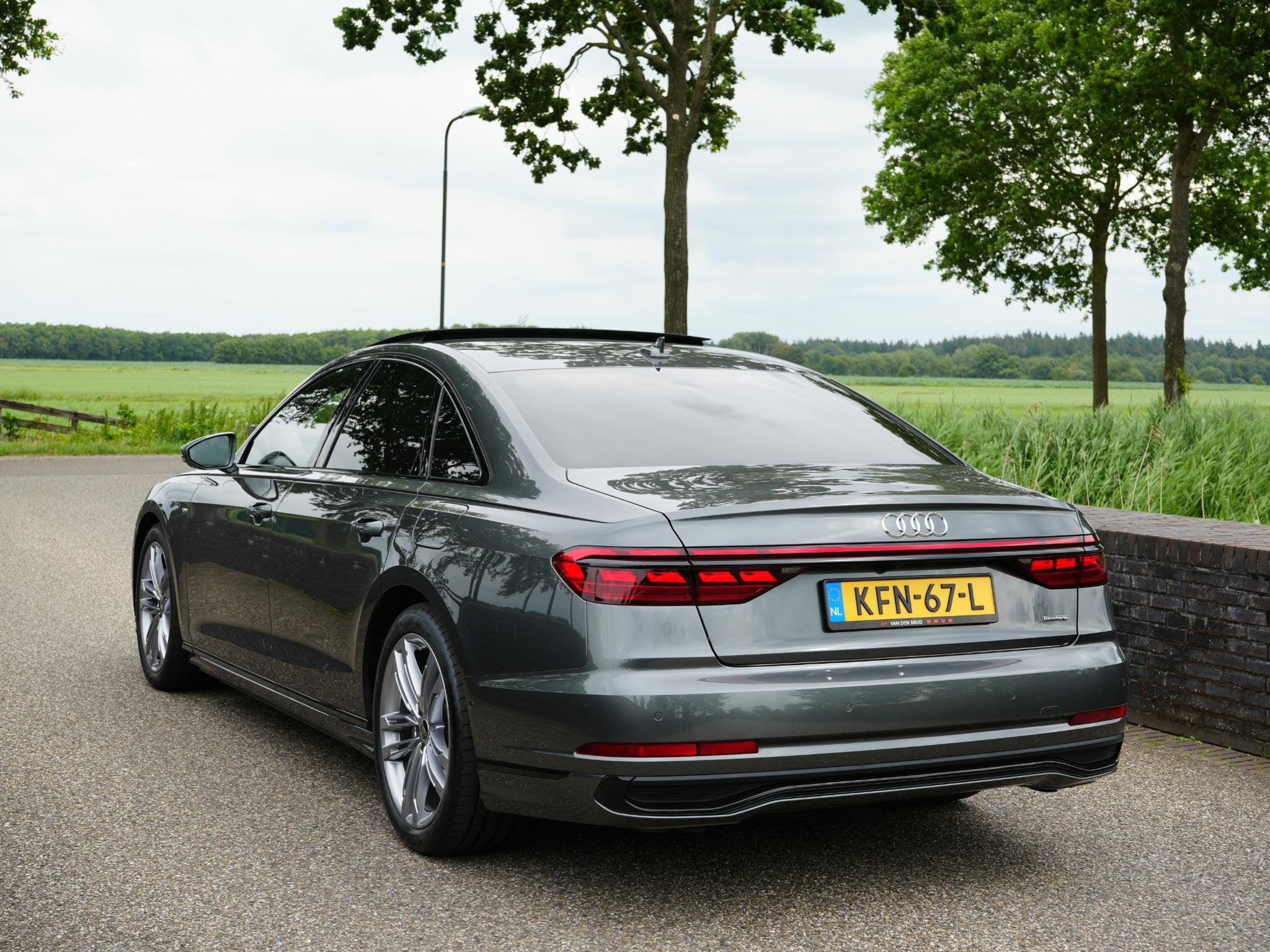 Foto 53 van Audi A8 S-Line 60 TFSI e 462 PK QUATTRO | Vierwielbesturing