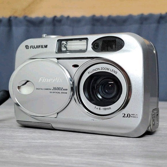 Fujifilm FinePix 2600 Zoom digitale camera, Ingebouwde flitser, 2 megapixels, Ophalen of Verzenden, Zo goed als nieuw