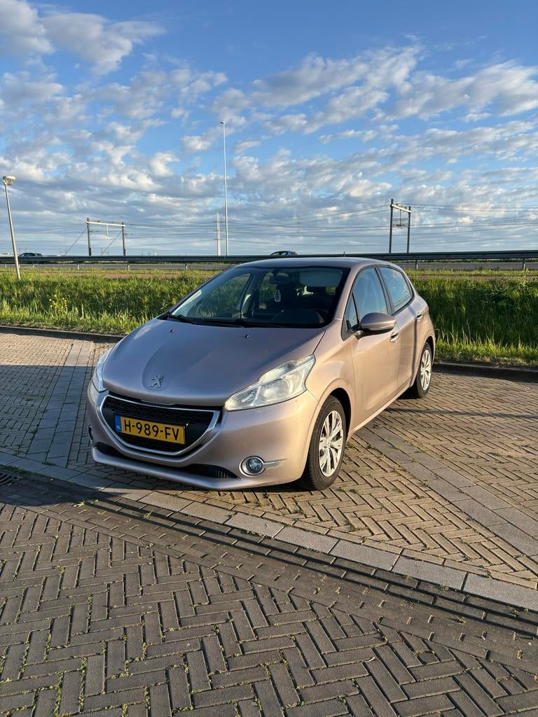 Peugeot 208 2013 MOTOR DEFFECT, Auto's, Voorwielaandrijving, 31 €/maand, 1199 cc, Handgeschakeld