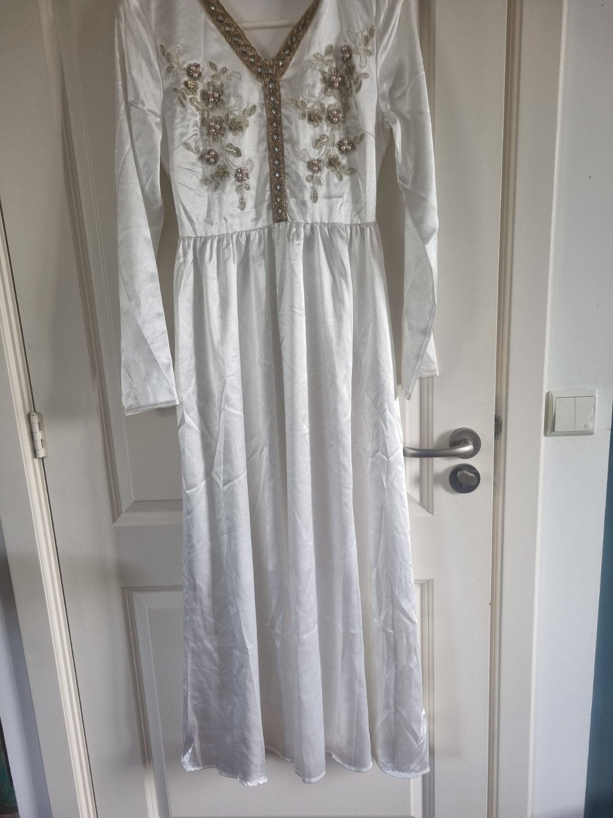 Witte jurk met gouden borduursels en parels - Shein, Kleding | Dames, Jurken, Wit, Ophalen of Verzenden, Zo goed als nieuw, Maat 36 (S)