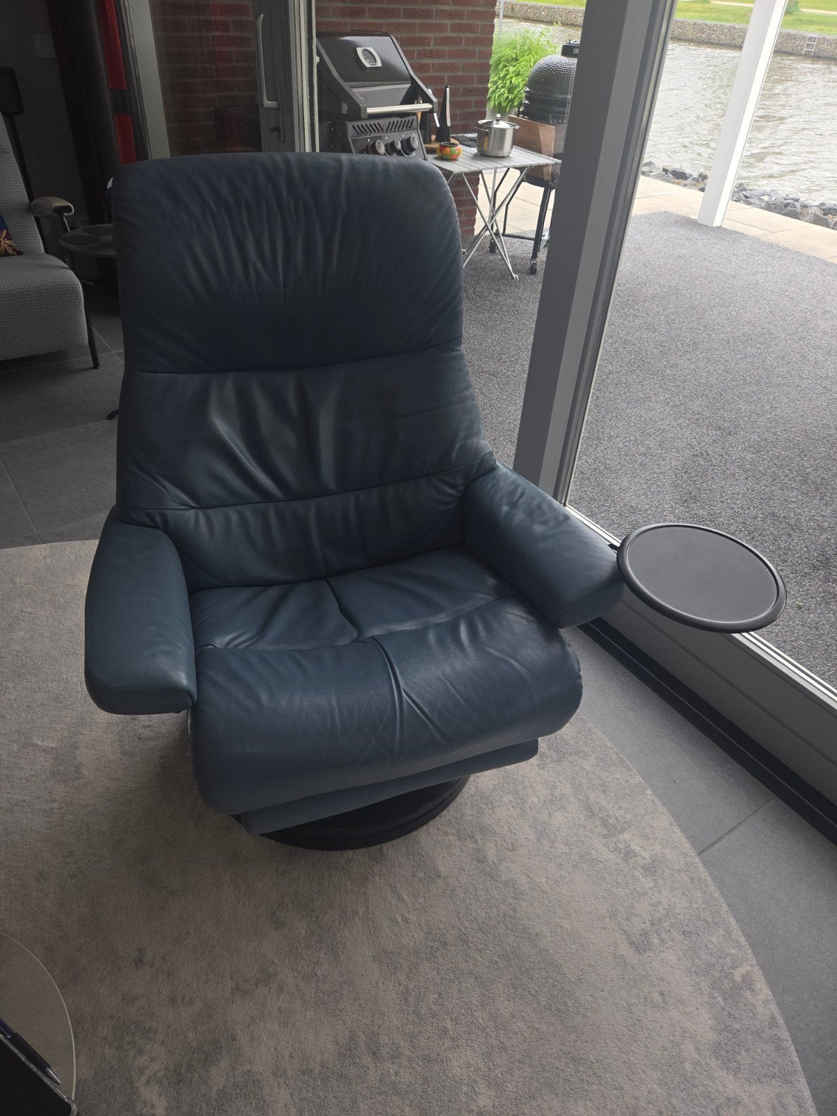Comfortabele blauwe leren relaxfauteuil met elektrische voet, Ophalen, Gebruikt, Modern, Comfort, 75 tot 100 cm