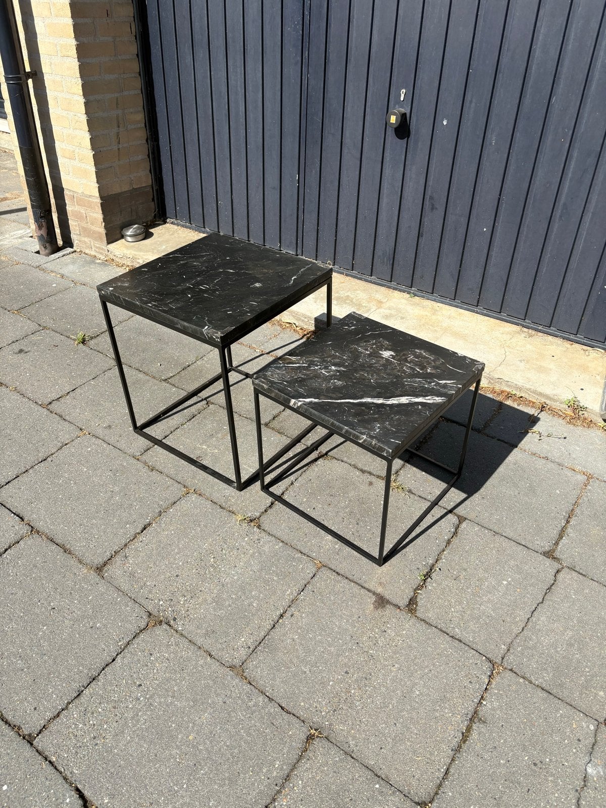 Set van 2 marmeren bijzettafels - Zwart met wit, Minder dan 55 cm, Gebruikt, Metaal of Aluminium, Vierkant