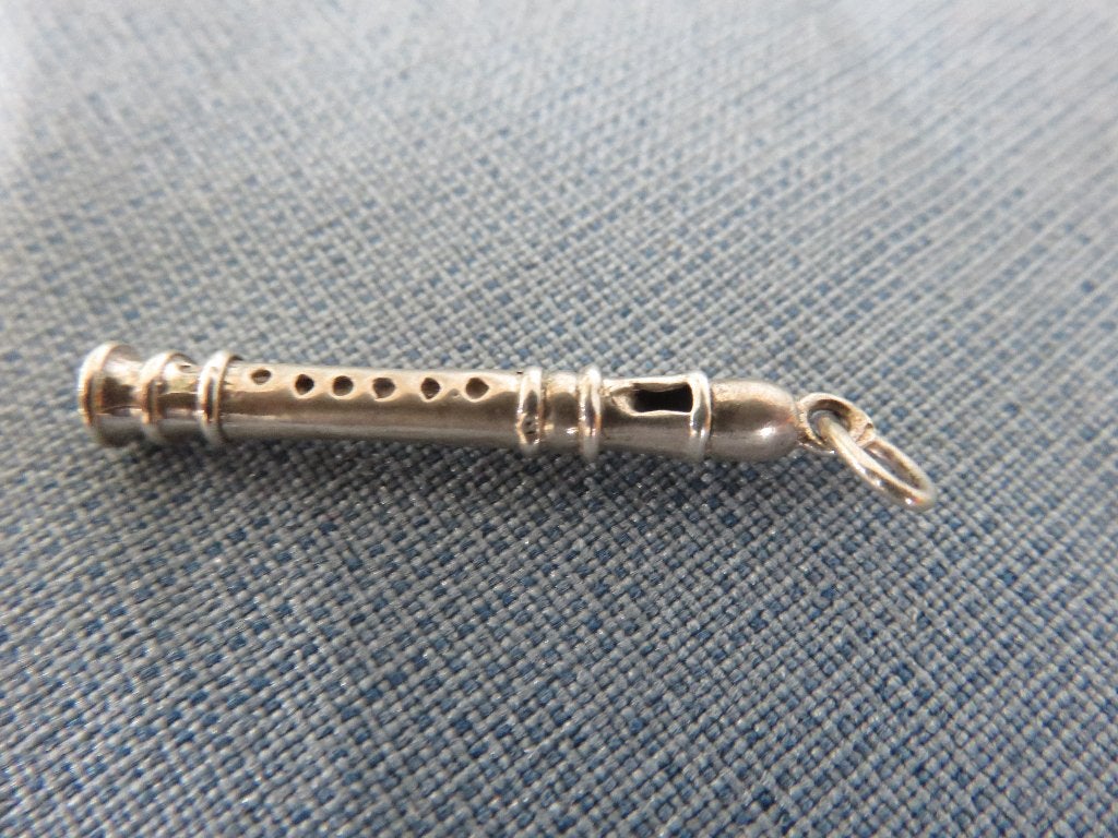 Antiek hangertje van een fluit in 835 karaat zilver, Ophalen of Verzenden, Zilver, Hanger