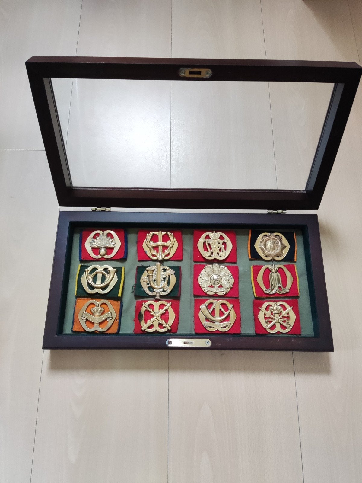 Baretemblemen in ophangbare vitrinekist/showcase, Ophalen of Verzenden, Landmacht, Nederland, Embleem of Badge